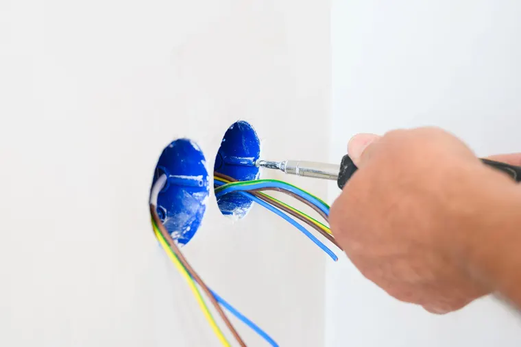 Boîtes d'encastrement et nouveaux conducteurs posés lors d'une rénovation électrique