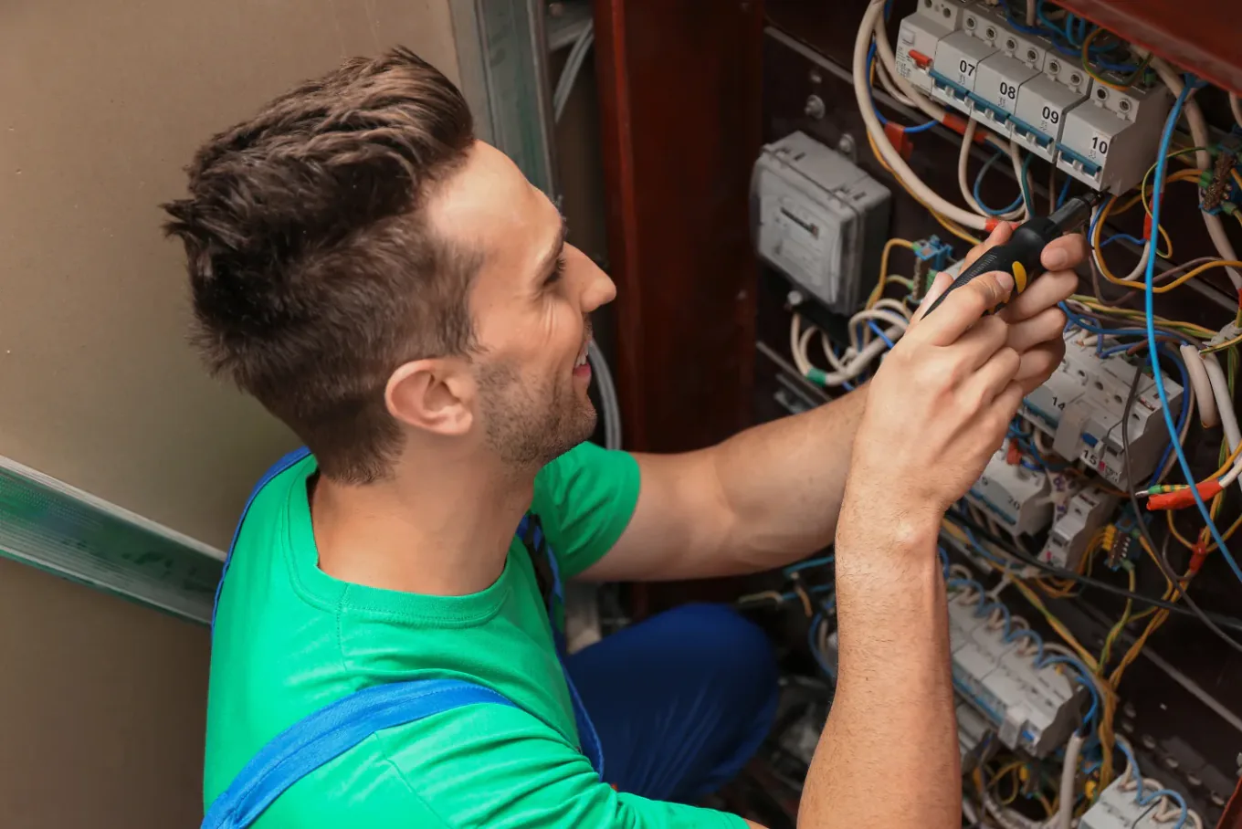 Contrôle d'un tableau de répartition lors d'une rénovation électrique dans les Hauts-de-Seine